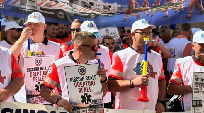 Paramedics protest income cuts at Health Ministry