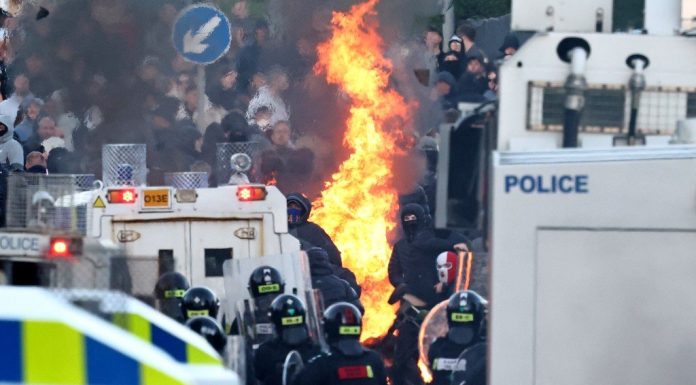 Românii afectați de violențele din Belfast sunt în siguranță. MAE a gestionat solicitările de ajutor