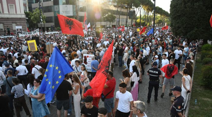 Protestele antiguvernamentale din Albania se intensifică pe fondul opoziţiei faţă de complexul turistic al lui Jared Kushner
