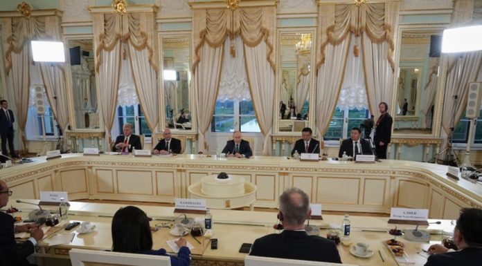 Putin nu spune, într-o întâlnire cu presa internaţională, la Sankt Petersburg, dacă rămâne la putere până în 2036