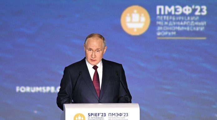 Sub ameninţarea dronelor ucrainene şi cu o economie în declin, Putin este aşteptat să vorbească vineri la forumul de la Sankt Petersburg