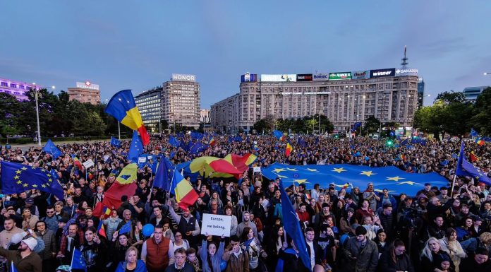 Protest în Piața Victoriei. Manifestanții cer apărarea democrației. „România este sub asediu”
