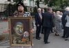 ”Totul arată” că uciderea în Polonia a caricaturistului rus Robert Kuzovkov, un critic al lui Putin, este un ”asasinat politic”, acuză premierul polonez. Donald Tusk. Asasinul, care a tras trei focuri de armă şi după ce caricaturistul a căzut, încă două d