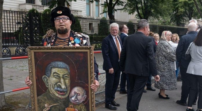 ”Totul arată” că uciderea în Polonia a caricaturistului rus Robert Kuzovkov, un critic al lui Putin, este un ”asasinat politic”, acuză premierul polonez. Donald Tusk. Asasinul, care a tras trei focuri de armă şi după ce caricaturistul a căzut, încă două d