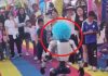 VIDEO șocant. Un copil este lovit în burtă de către un robot cu o perucă de clovn, în timpul unui spectacol în China