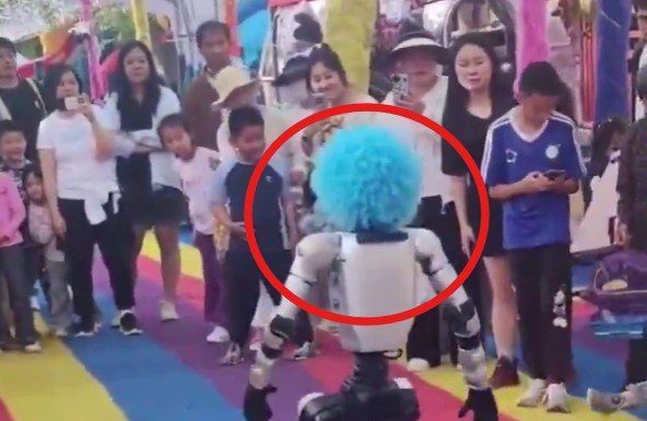 VIDEO șocant. Un copil este lovit în burtă de către un robot cu o perucă de clovn, în timpul unui spectacol în China