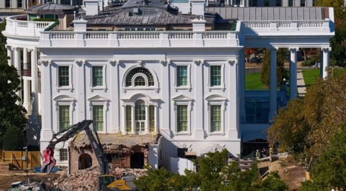 Instanţa nu poate opri construcţia sălii de bal a lui Trump