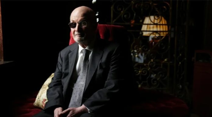 Salman Rushdie revine la ficţiune, la patru ani după atacul cu cuţitul