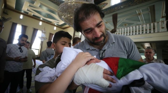 Organizaţia israeliană de apărarea drepturilor omului B'Tselem difuzează o înregistrare video care contrazice versiunea armatei israeliene privind uciderea unui bebeluş palestinian, Sam Fahd Abu Haikal, la vârsta de şapte luni, la Hebron, în Cisiordania o