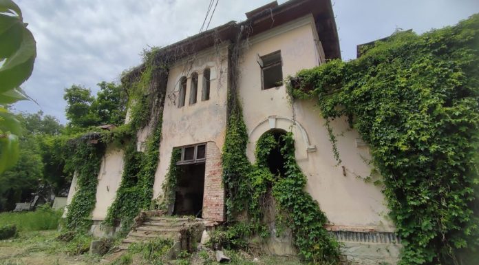 Iași: Fostă școală, în curs de demolare în Copou: Haideți să o scoatem la licitație”