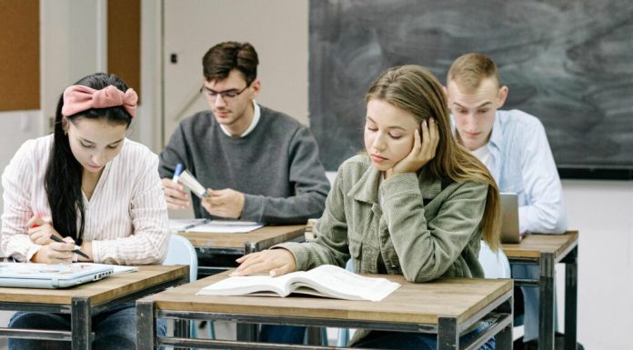 Avertismentul incredibil al unui expert: Studenții își pierd rapid capacitatea de a citi, este un colaps al generației