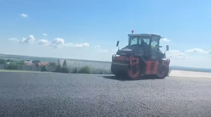 VIDEO Umbrărescu a început asfaltarea pe lotul 3 al Autostrăzii Moldovei