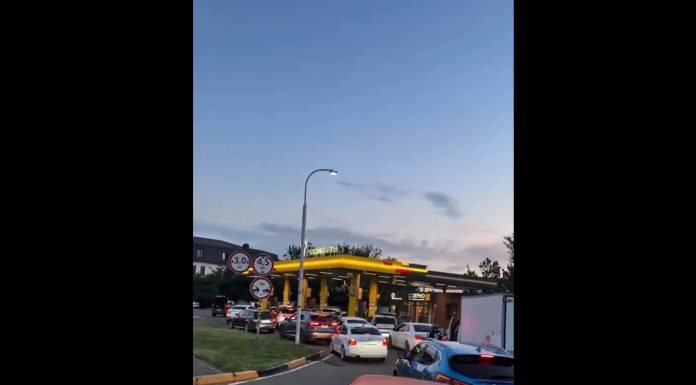 Criza combustibilului se extinde în Rusia: benzinării fără carburanți în Krasnodar, autoritățile invocă „panica artificială”