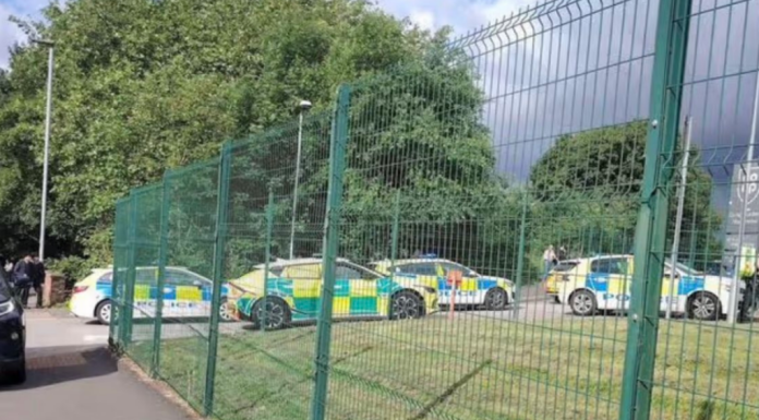 Trei persoane rănite într-un atac cu cuțitul la o școală din Manchester. O elevă de 14 ani a fost arestată