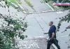 Reglare de conturi în Brăila. Doi bărbați înarmați cu macete au atacat alți doi tineri și le-au distrus mașinile