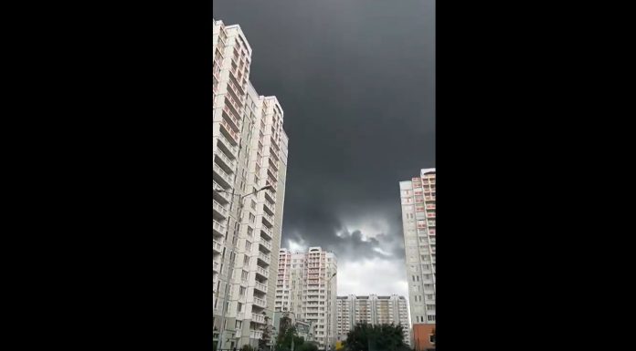„Ploaie de petrol” după incendiul de la rafinăria din Moscova, lovită de un val de drone ucrainene | Video