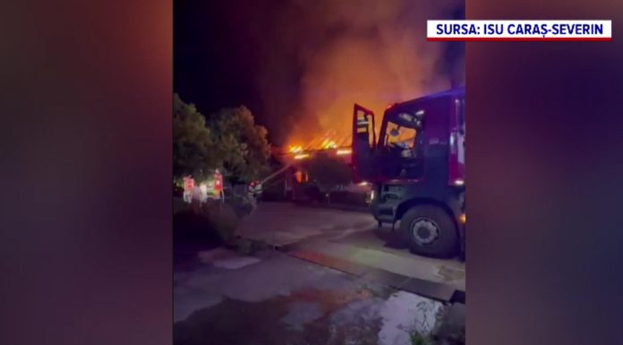 Flăcările au făcut ravagii în Caraș-Severin. Trei locuințe și mai multe anexe, distruse de un incendiu