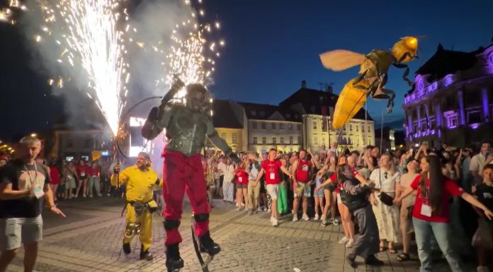 Sibiul s-a transformat într-o scenă uriașă. Mii de spectatori au umplut străzile la Festivalul Internațional de Teatru