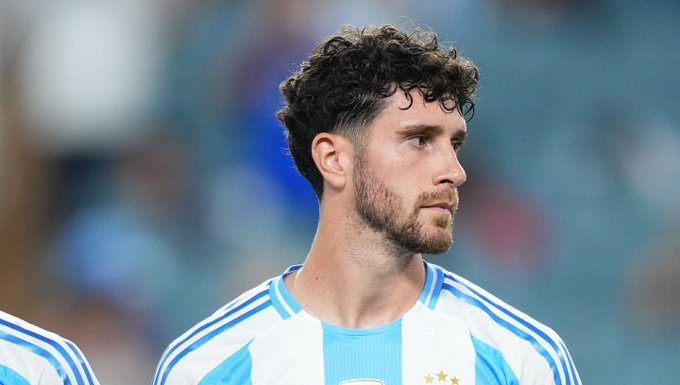 Cupa Mondială 2026: Convocat în ultimul moment, Marco Senesi a avut parte de o călătorie cu peripeţii până a ajuns la cantonamentul Argentinei din Kansas