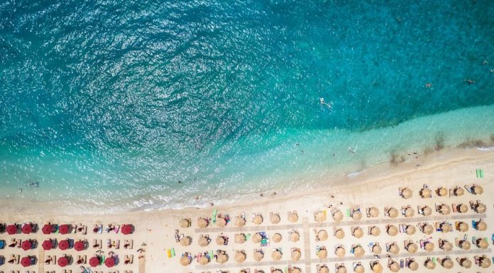 O regiune mai puțin cunoscută din Grecia este alternativa accesibilă la Santorini. Resorturi de lux și plaje cu nisip auriu
