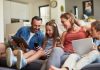 Studiu: Natalitatea în Europa, în scădere accelerată. Cercetătorii indică rolul neașteptat al telefoanelor mobile