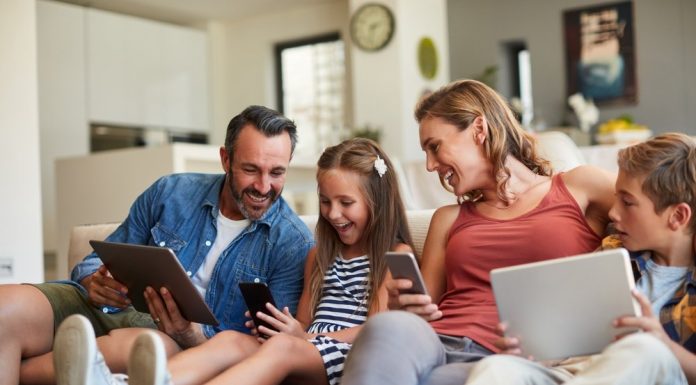 Studiu: Natalitatea în Europa, în scădere accelerată. Cercetătorii indică rolul neașteptat al telefoanelor mobile