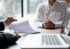 Cum să „păcălești” inteligența artificială la angajare. Greșelile din CV care te scot din cursă înainte de interviu