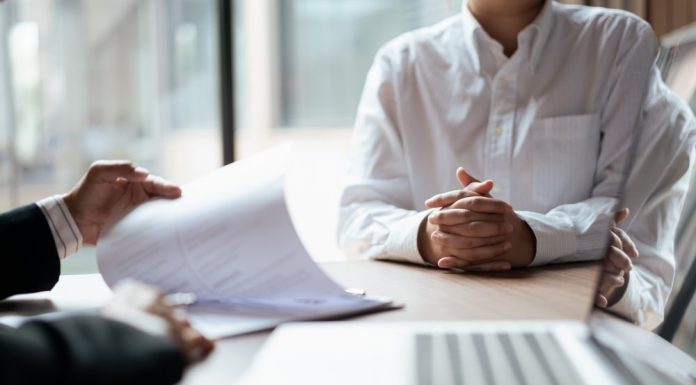 Cum să „păcălești” inteligența artificială la angajare. Greșelile din CV care te scot din cursă înainte de interviu