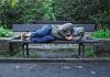 Trecătorii l-au ignorat crezând că e beat pe stradă. Adevărul care a ieșit la iveală a emoționat un oraș întreg