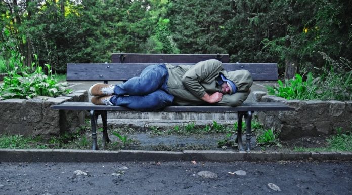 Trecătorii l-au ignorat crezând că e beat pe stradă. Adevărul care a ieșit la iveală a emoționat un oraș întreg