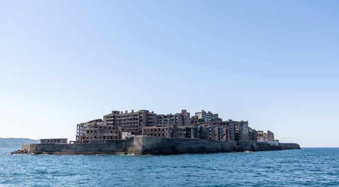 Insula japoneză abandonată care ascunde o istorie întunecată. Mii de oameni au trăit cândva pe Hashima