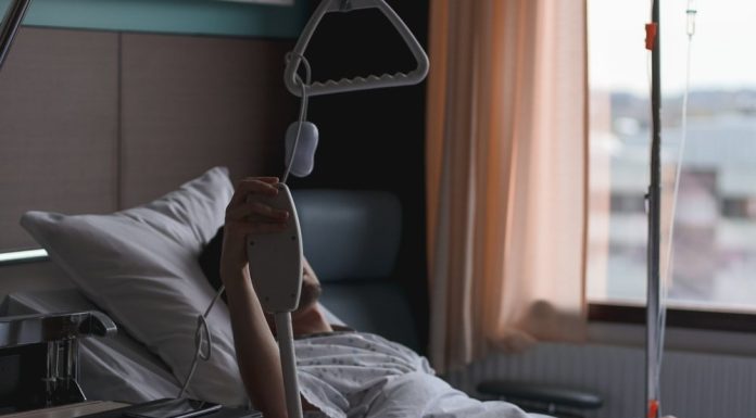 Un pacient s-a trezit din anestezie cu cinci centimetri mai înalt. Cazul tânărului i-a impresionat pe medici