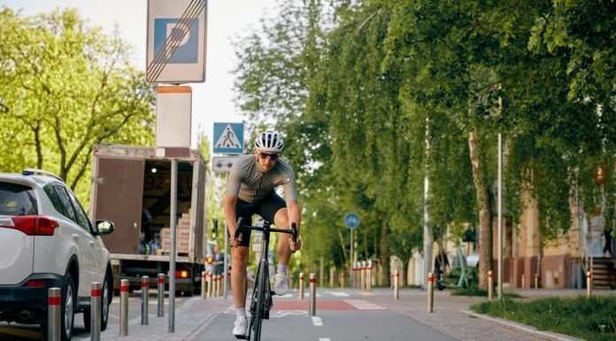 Ghid pentru mersul pe bicicletă în siguranță. Tot ce trebuie să știi înainte să pleci la plimbare prin oraș