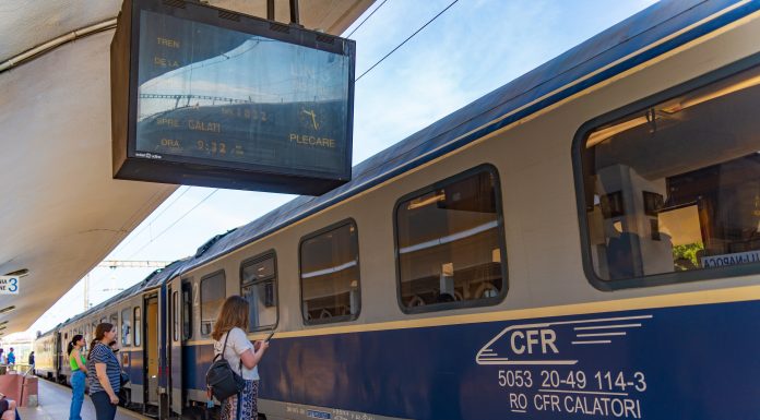 O mașină a fost lovită de tren într-o gară din Constanța. Cum a fost posibil