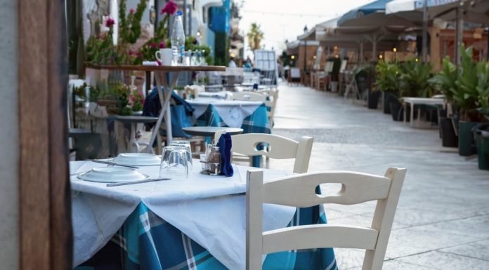 De ce îți oferă grecii „din partea casei” la restaurant. Motivul pentru care primești gratuit desert, băuturi sau gustări