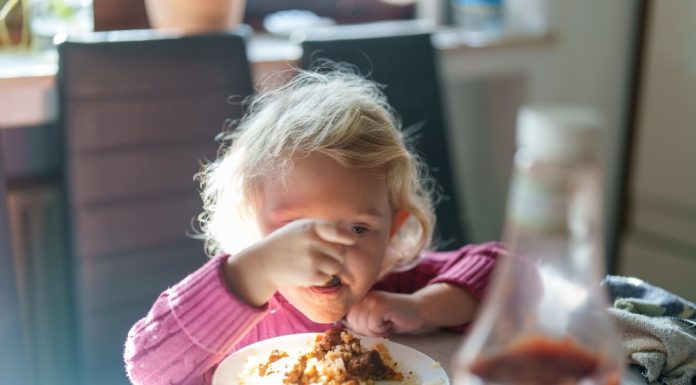 OMS avertizează asupra alimentelor contaminate. Milioane de oameni se îmbolnăvesc anual, iar copiii sunt cei mai afectați