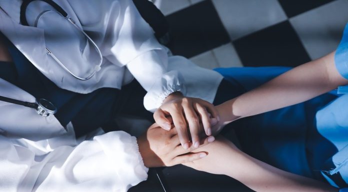 O tânără a încetat să mai vorbească și a început să aibă halucinații. O bacterie periculoasă i-a atacat inima