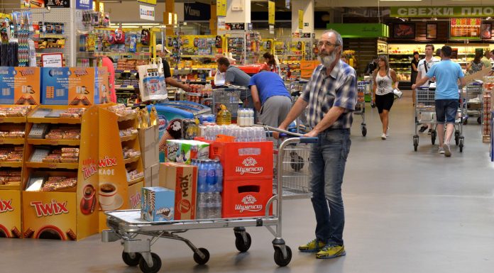 Bulgaria lansează ”Coșul de îngrijire”, comercianții se întrec să ieftinească produsele. România preferă păguboasa plafonare