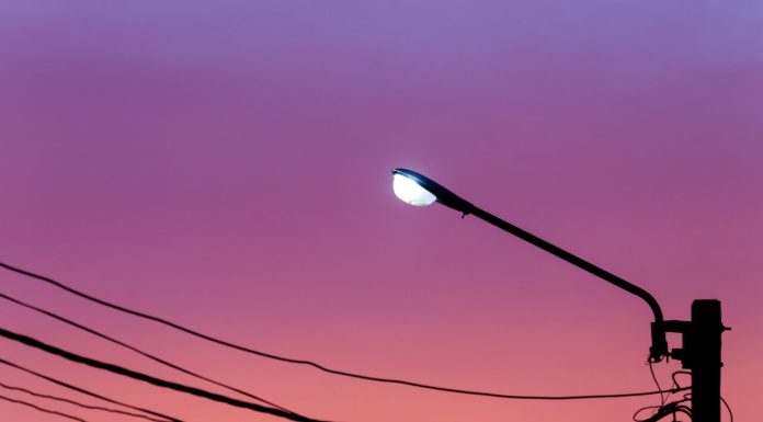 Ai un stâlp de electricitate pe proprietate? Iată când poți cere bani și când legea nu îți dă dreptul la chirie