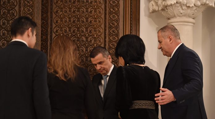 Cine ar fi favorit pentru funcția de premier după respingerea Guvernului Veștea. Scenariul discutat la Cotroceni