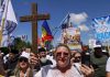 Câeva sute de persoane au participat la Marşul Normalităţii în Bucureşti. Diana Şoşoacă, în fruntea manifestanţilor – FOTO