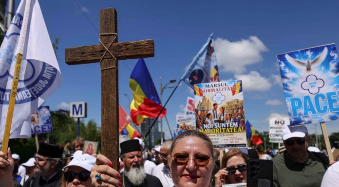 Câeva sute de persoane au participat la Marşul Normalităţii în Bucureşti. Diana Şoşoacă, în fruntea manifestanţilor – FOTO