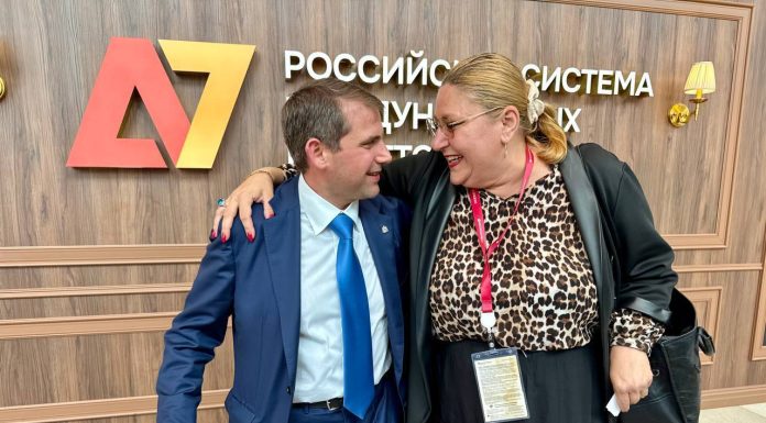 Diana Şoşoacă s-a fotografiat cu Ilan Şor la Sankt Petersburg. Oligarhul fugar prorus a prezentat-o ca „viitorul preşedinte al României libere” – FOTO