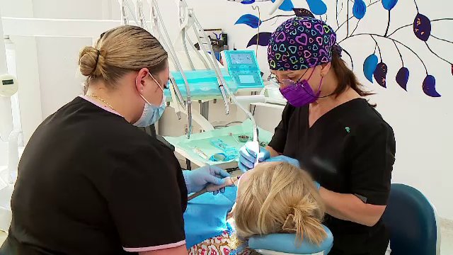 Ce au început să facă mulți români de teama că vor ajunge la stomatolog. „Mă face să zâmbesc mai mult”