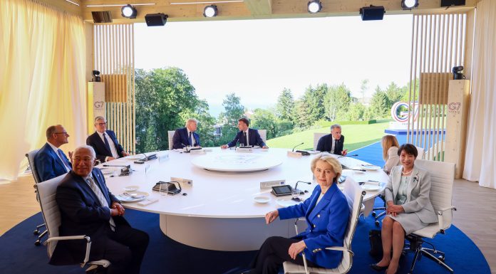 Ajuns ultimul la reuniunea G7, Donald Trump a ţinut să le spună liderilor cu zâmbetul pe buze: „Eu sunt şeful”. Apoi s-a plâns că e prea cald