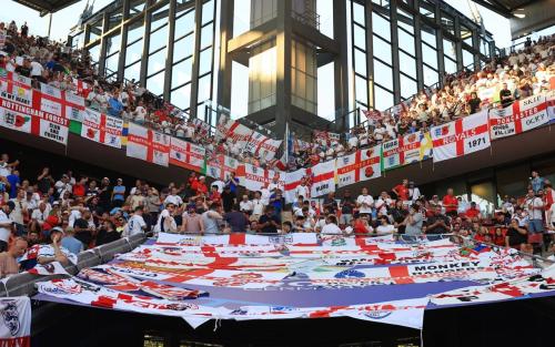 Suporterii Angliei riscă evacuarea de pe stadion din cauza scandărilor anti-Starmer si a steagurilor interzise la Cupa Mondială