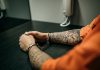 Un român din Austria a fost condamnat la închisoare din cauza tatuajelor de pe corp: „Eram tânăr și prost”