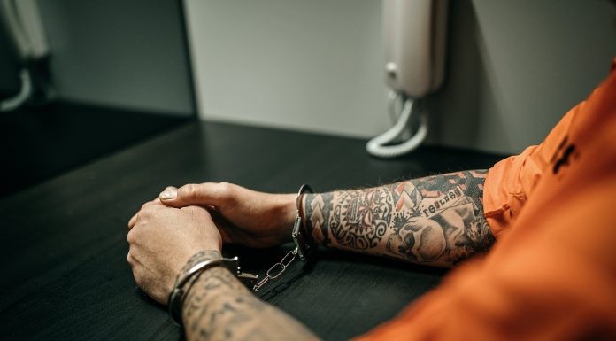 Un român din Austria a fost condamnat la închisoare din cauza tatuajelor de pe corp: „Eram tânăr și prost”