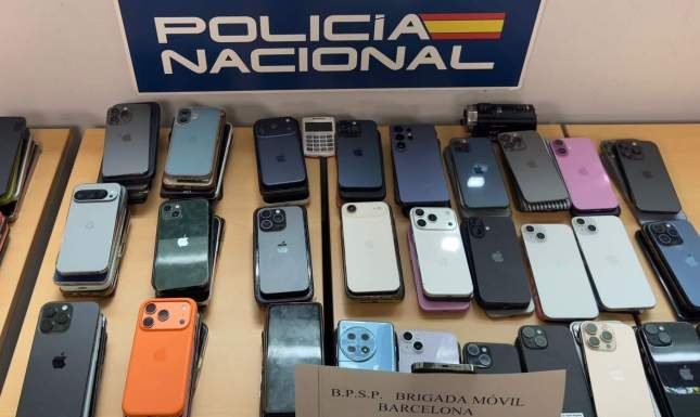 Un român a fost prins cu 139 de telefoane furate în timpul unui festival din Barcelona. A încercat să fugă cu autobuzul