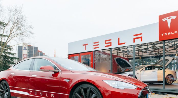 Autorităţile federale investighează un accident mortal implicând un Tesla Model 3 care a intrat într-o locuinţă din Texas